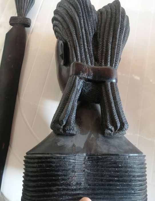 Estatueta feminina Masai antiga em pau preto.