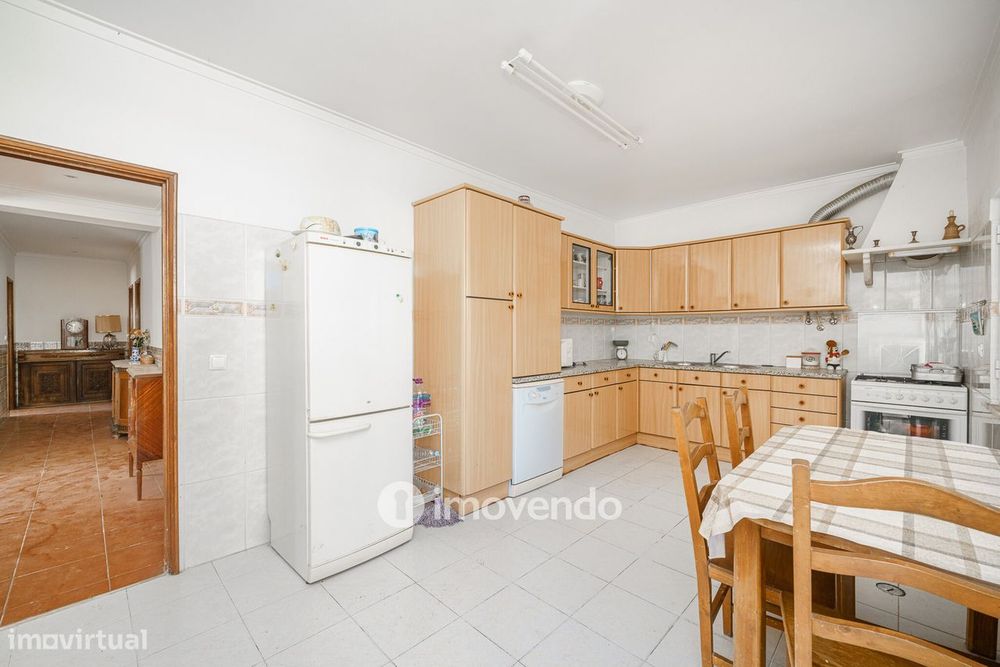 Moradia T4 com garagem e próxima da praia, na Charneca da Caparica