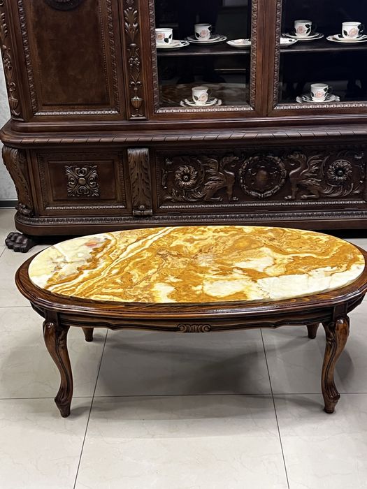 Стiл журнальний овальний дерев'яний з оніксом.Бельгія