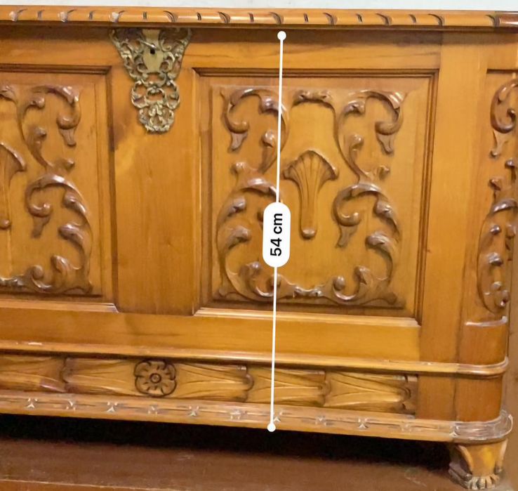 Arca em madeira talhada