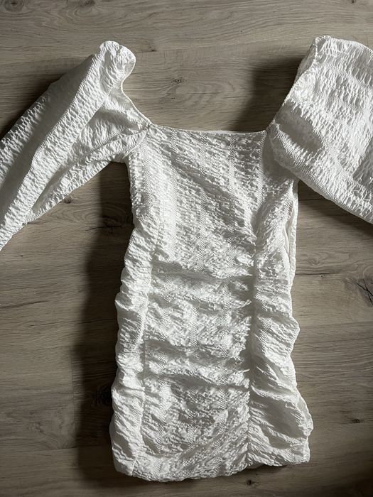Biała sukienka mini z bufiastymi rękawami