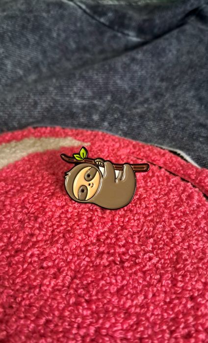 Pin Leniwiec przypinka wpinka emaliowana znaczek badge pinsy zwierzęta