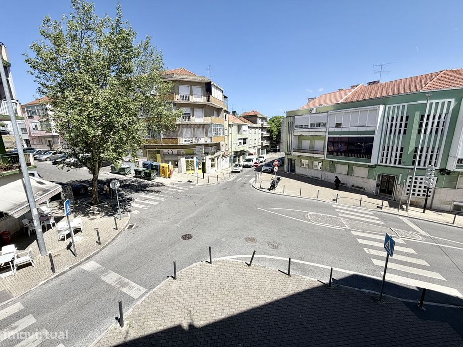 T2 remodelado na Damaia com varanda fechada e vista desafogada