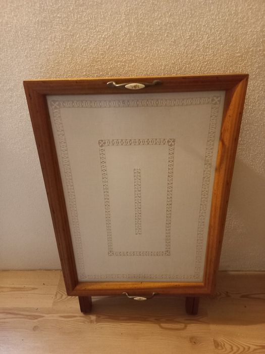 Mesa desdobrável em madeira e bordado 75x54x68,5cm