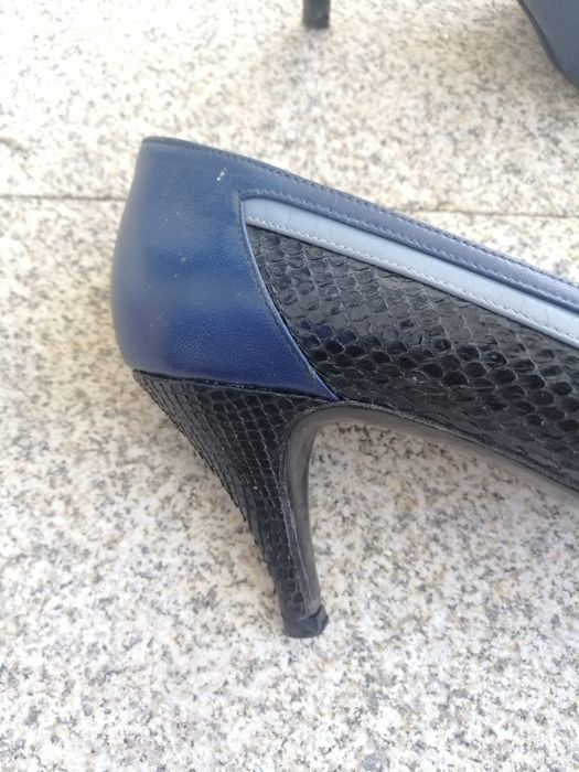 sapato de salto alto azul