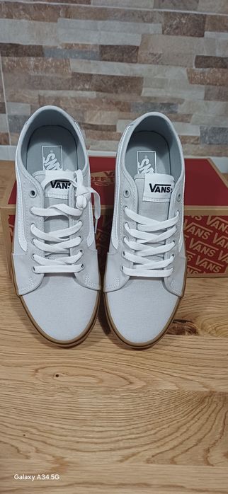 Vans novos em caixa n 42
