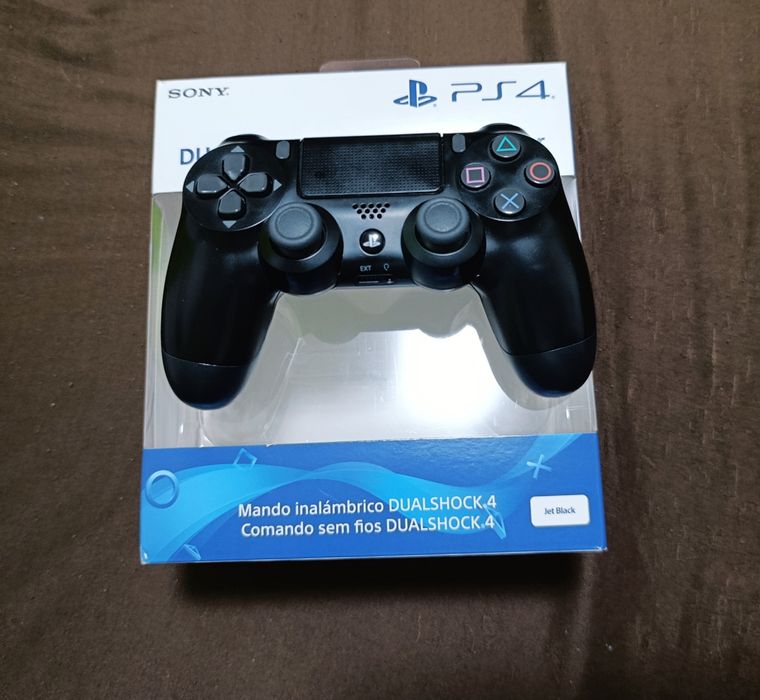 PS4-Pro 1 TB  com conando