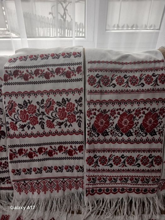 Вишитий рушник на полотні