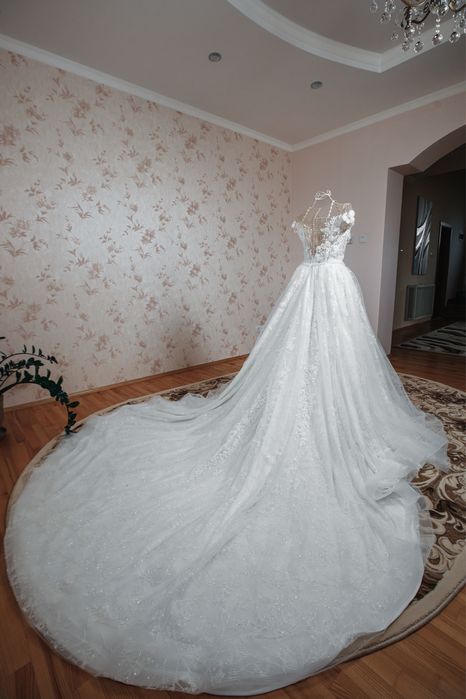 Весільна сукня..