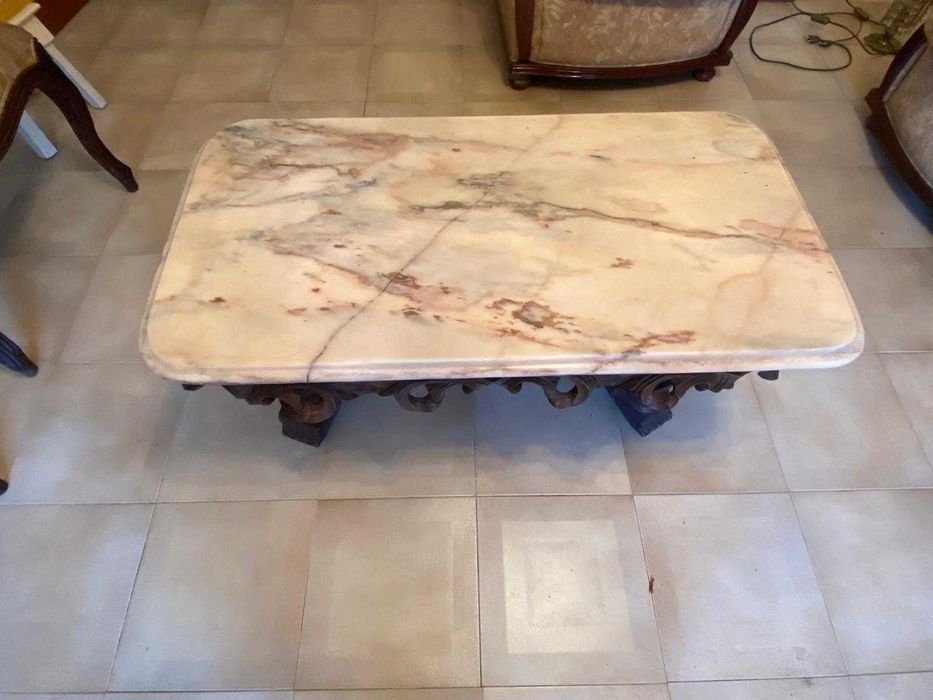 Mesa de centro de sala com base em madeira e tampo em marmore