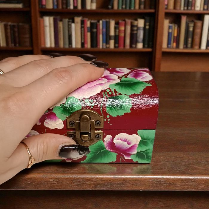 Ręcznie malowana drewniana szkatułka z motywem kwiatowym Ciemno Różowa