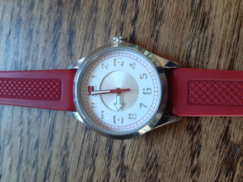 Zegarek damski Tommy Hilfiger. czerwony
