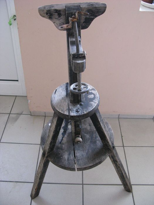 stary statyw z zakładu fotograficznego drewniany