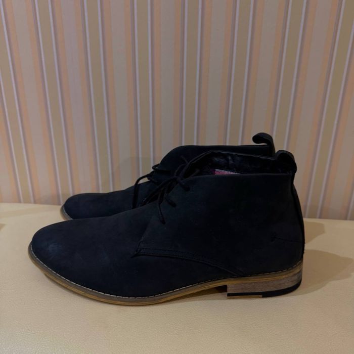 Мужские ботинки-дезерты из черного нубука с деревянным каблуком