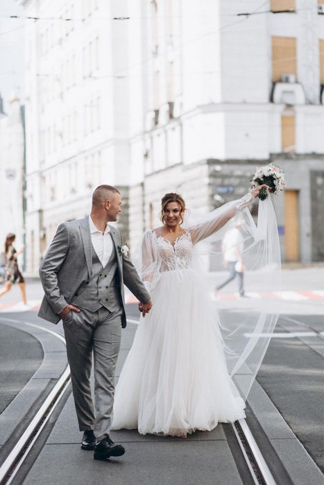 Прокат нових весільних суконь