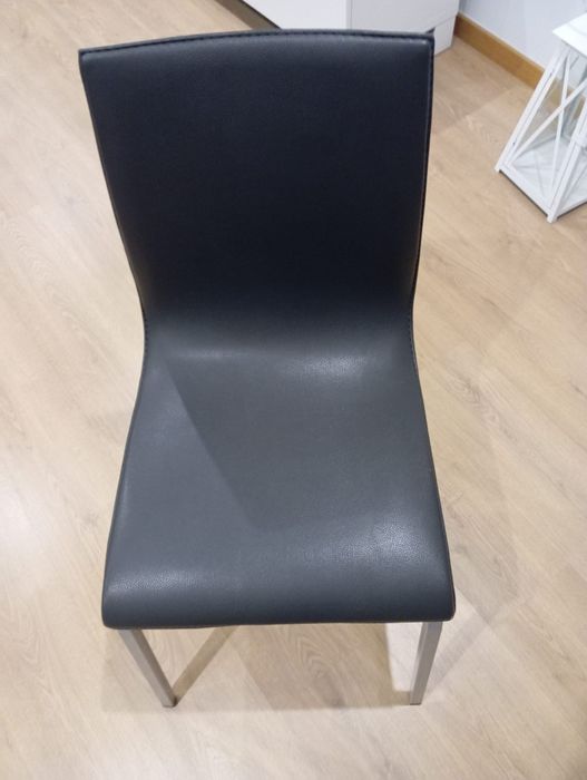 Mesa extensível e cadeiras como novas