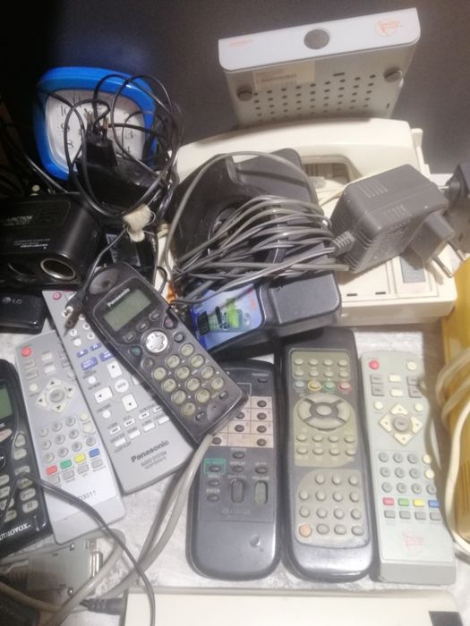 Лот різного. пульти...