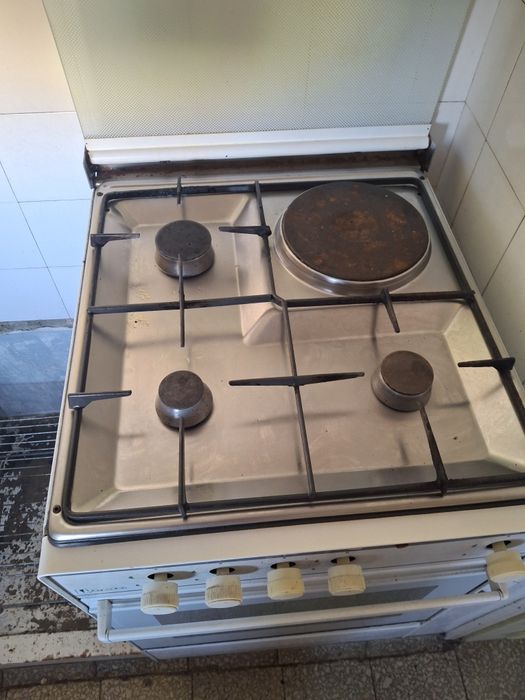 Fogao a gas com um bico eletrico
