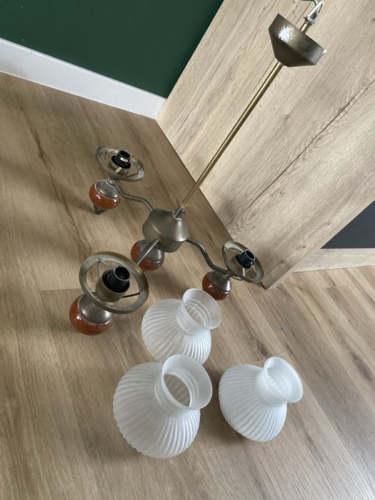 Żyrandole, lampy wiszące, kinkiety
