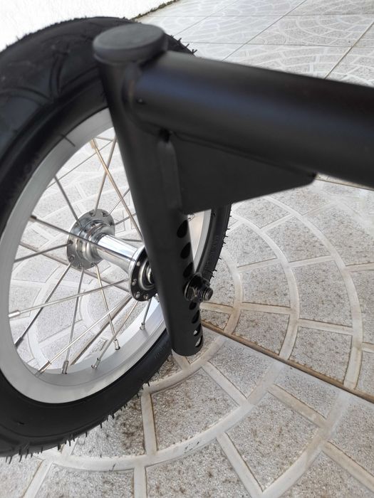 Rodas estabilizadoras, em estado de novo, com câmara de ar e pneu.