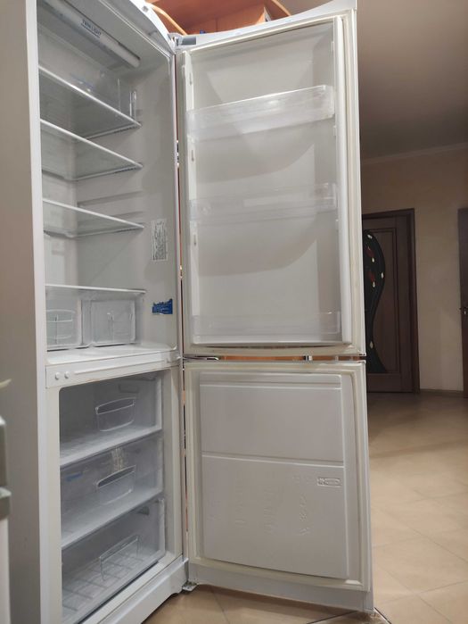 Продам холодильник Indesit BIAA 18 NF (UA) у хорошому робочому стані