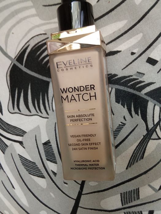 Podkład Eveline do makijażu