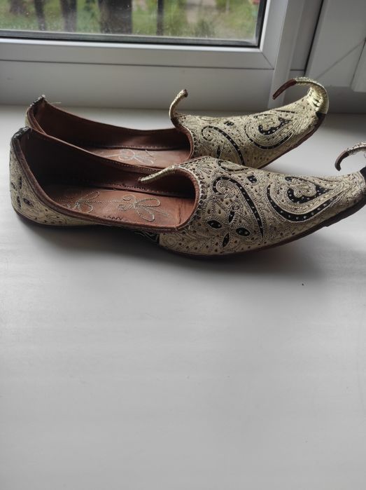 Взуття.  шкіряне,