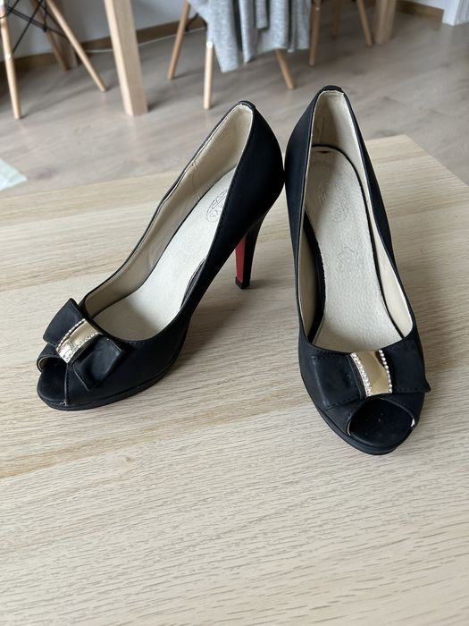 Szpilki czarne z czerwoną podeszwą rozmiar 39