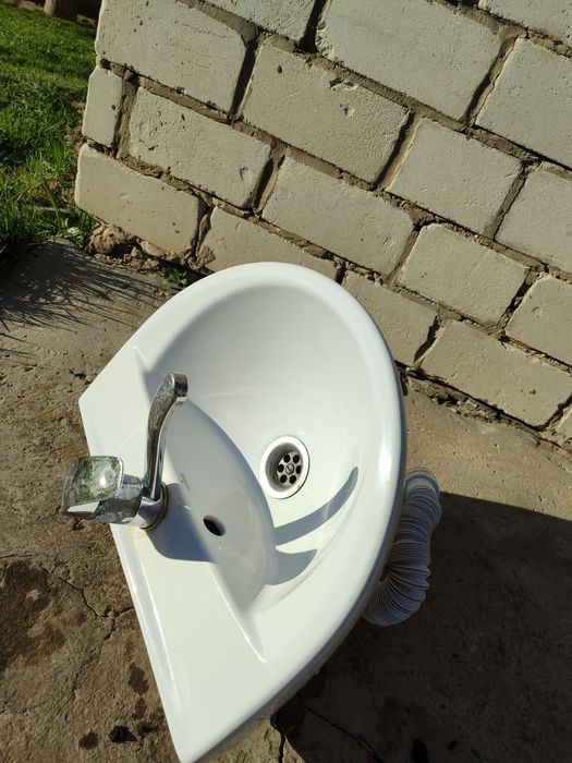 Б/у умивальник в гарному стані)