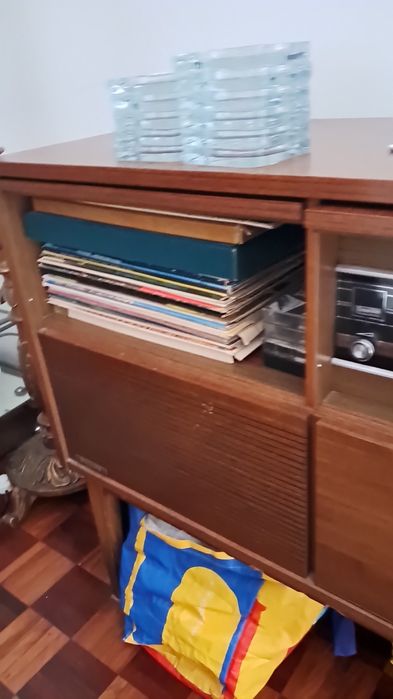 Aparador com aparelhagem