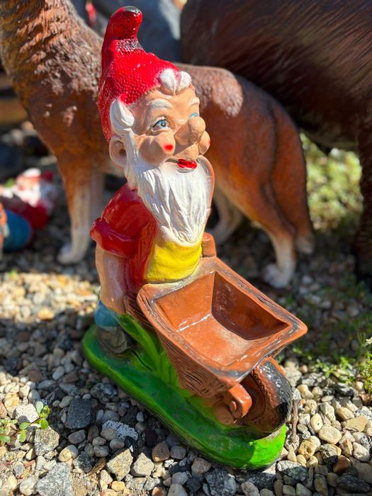 Figura ogrodowa Krasnal z taczką