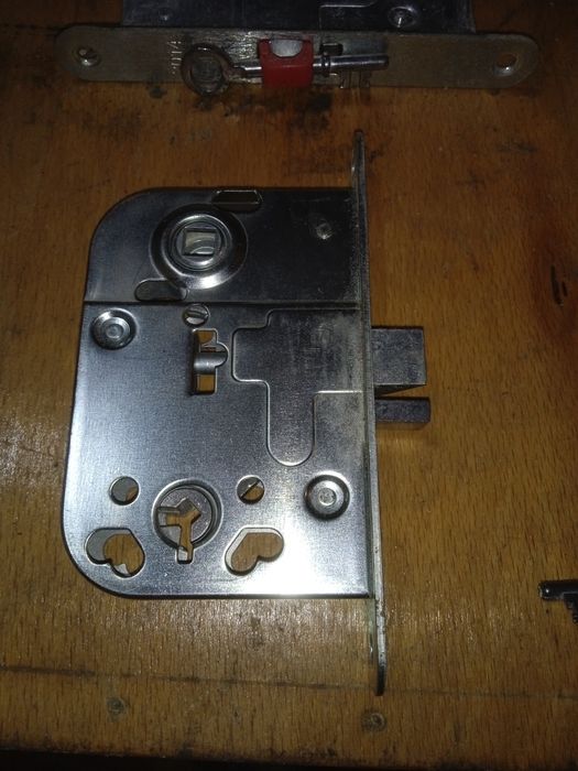 Замки для міжкімнатних дверей.