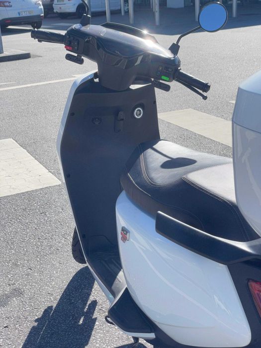 Moto Scooter Elétrica NIU MQI GT Sport com top case