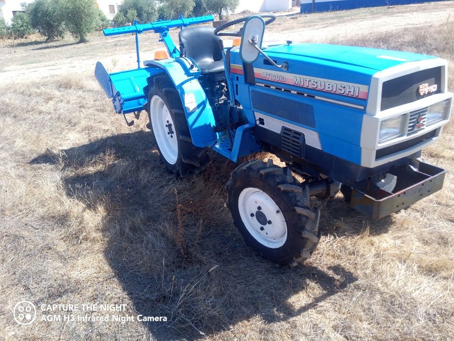 Tractor Mitsubishi 4x4 com fresa