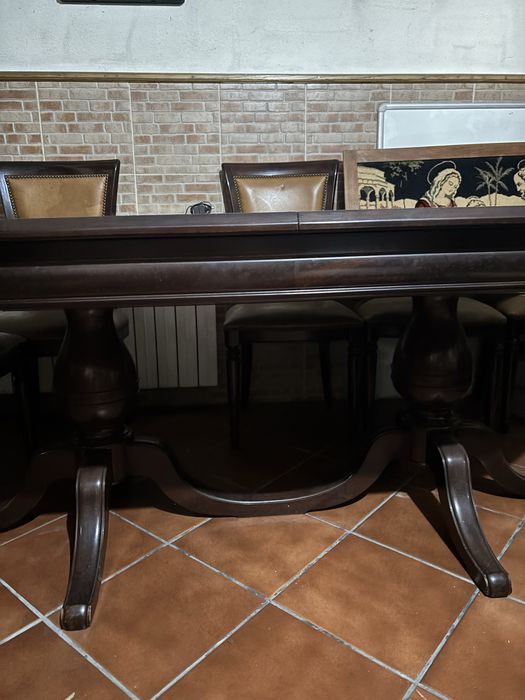 Mesa e cadeiras com cabedal