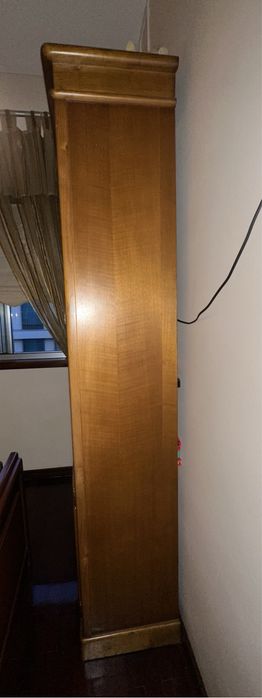 Cama, comoda com espelho, mesas de cabeceira e móvel em madeira maciça