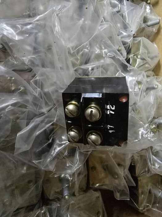 Тумблера ппг-15к-2с, 2внг-15,2ВГ15-2С
ВГ-15К-2С -28шт

2В