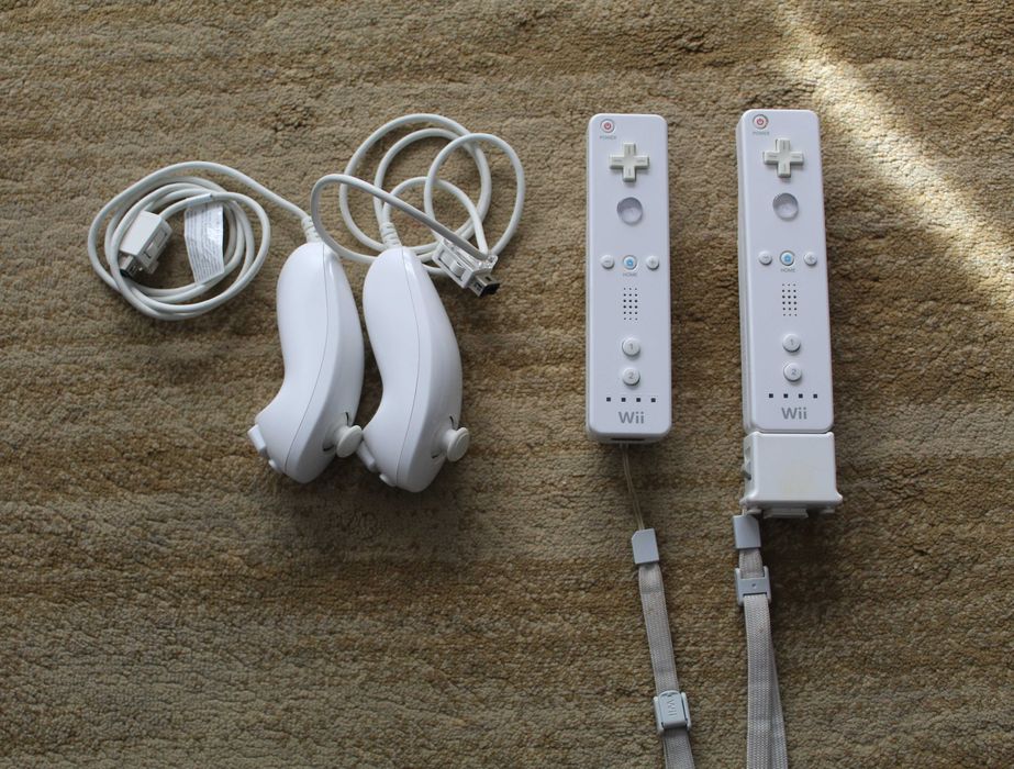 Nintendo Wii Branca + 2 Comandos + Jogo Wii Sports