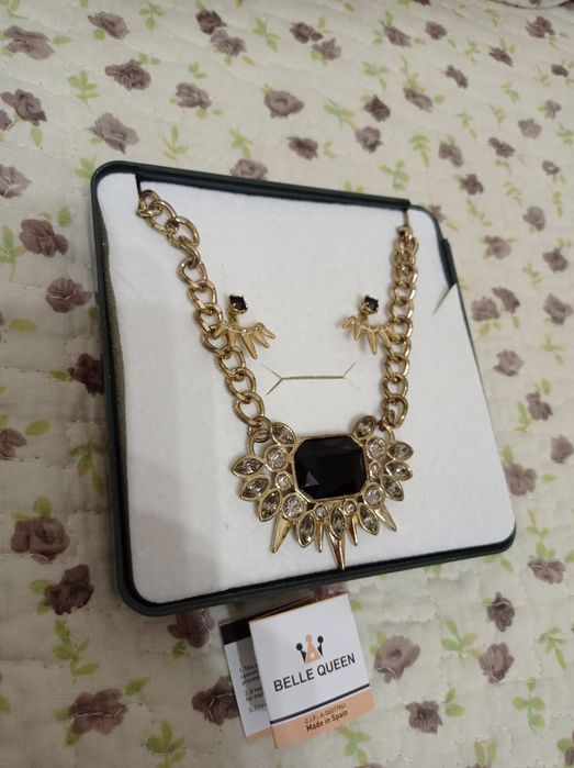 Colar e brincos Belle Queen dourado com preto e brilhantes