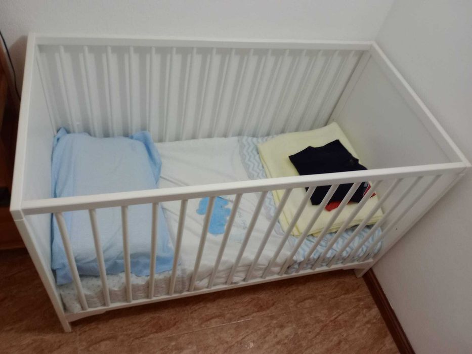berço de bebé IKEA com colchão