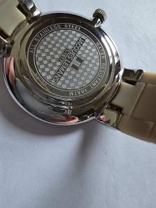 Годинник бренду Jacques Lemans.