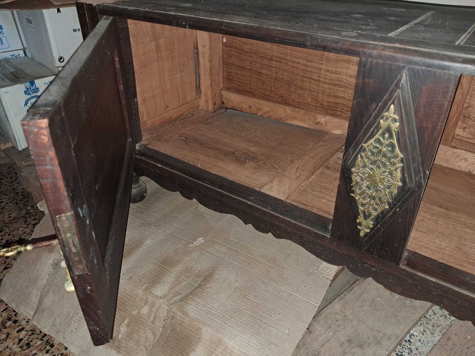 Movel madeira com aplicações de latão