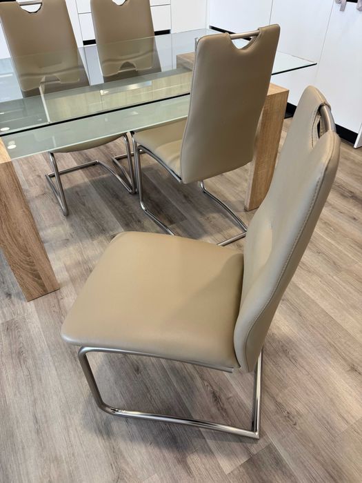 Mesa com tampo de vidro + 4 cadeiras