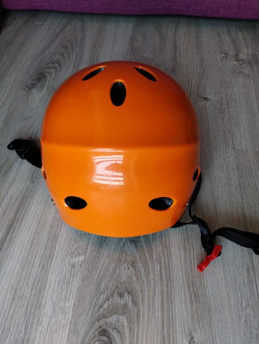kask do sportów wodnych, nie użuwany.