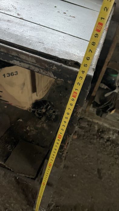 Продам стол металлический слесарный.