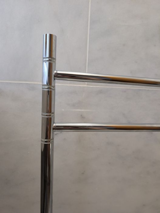 Toalheiro de pé em inox