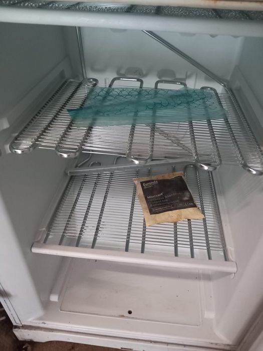 Frigorifico Ariston Hotpoint com 10 anos e em excelente estado de conservação.