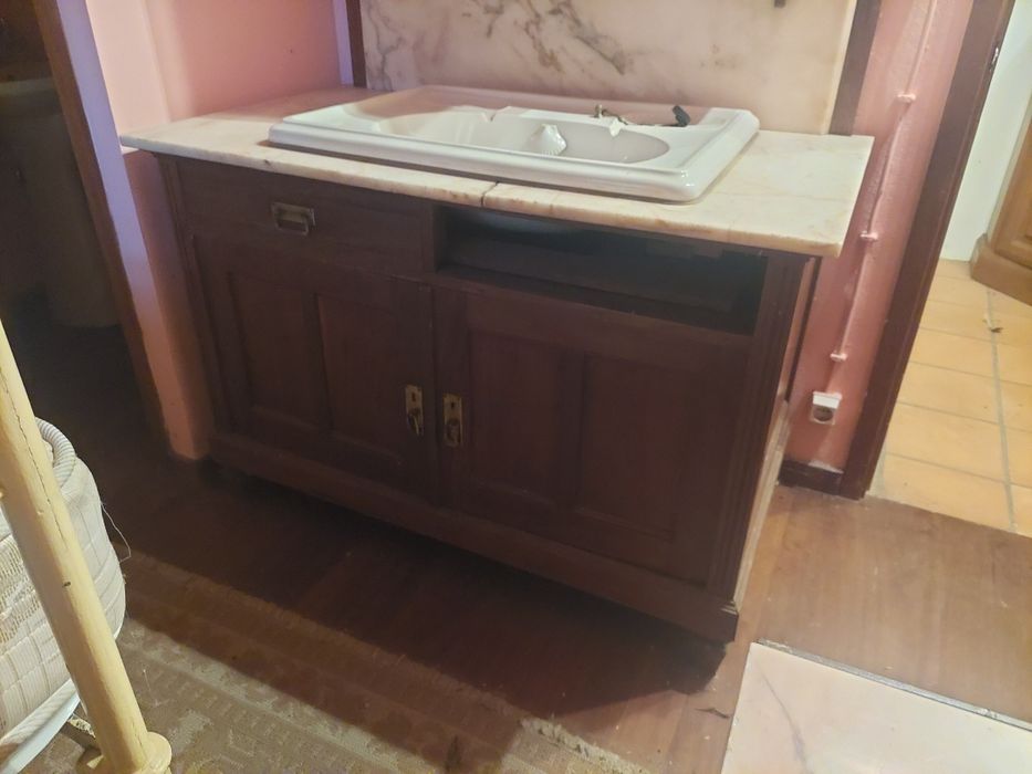 Cómoda antiga com lavatório