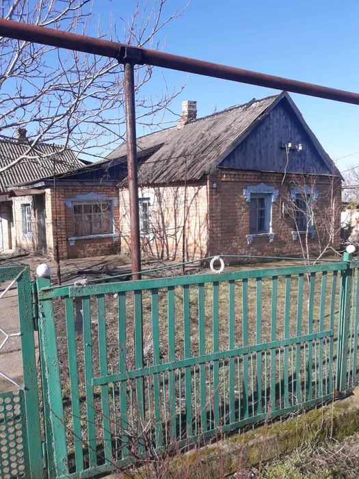 Продам дім біля річки.