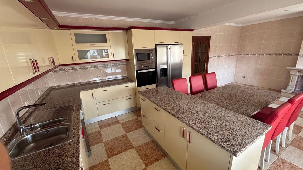 Vende-se  MORADIA  em  BANDA